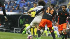 Marcelo agarrado por Garay. Fotógrafo: Manu Laya / El Bernabéu