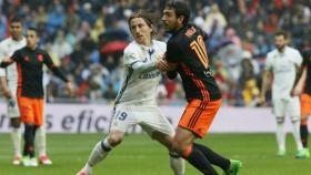 Agarrones entre Parejo y Modric. Fotógrafo: Manu Laya / El Bernabéu