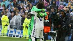 Marcelo y Keylor Navas se abrazan tras el encuentro Fotógrafo: Manu Laya / El Bernabéu