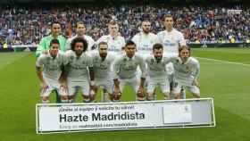 Los once jugadores posan. Fotógrafo: Manu Laya / El Bernabéu