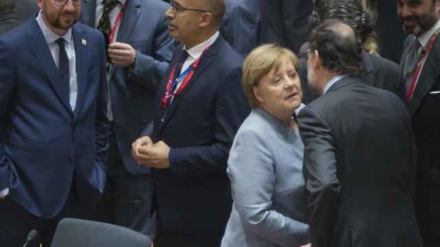 Rajoy saluda a la canciller Merkel durante la cumbre del 'brexit'