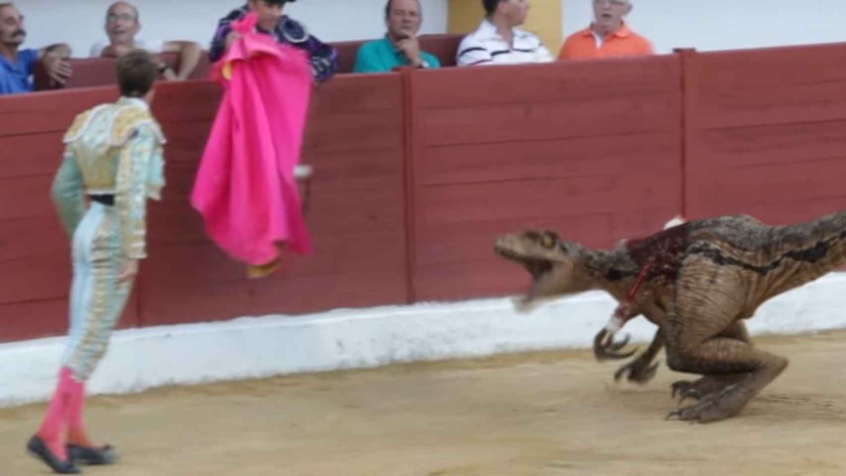 El velocirraptor desafía al matador después de un par de banderillas