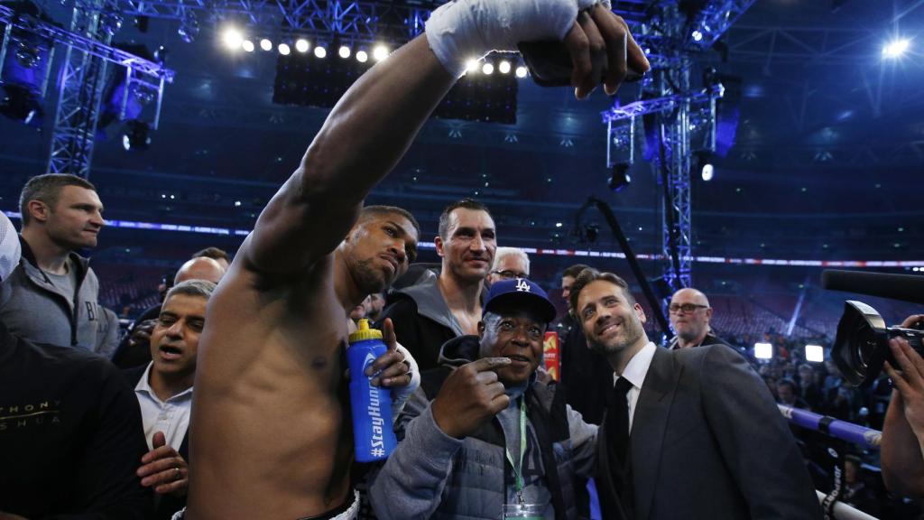 Anthony Joshua celebra su victoria.