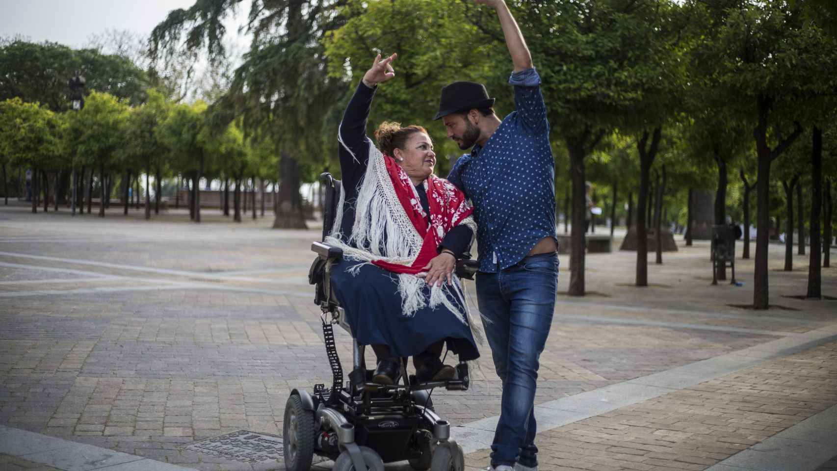 El bailaor e impulsor de flamenco inclusivo josé Galán y su alumna Maricarmen Menacho bailando sevillanas.