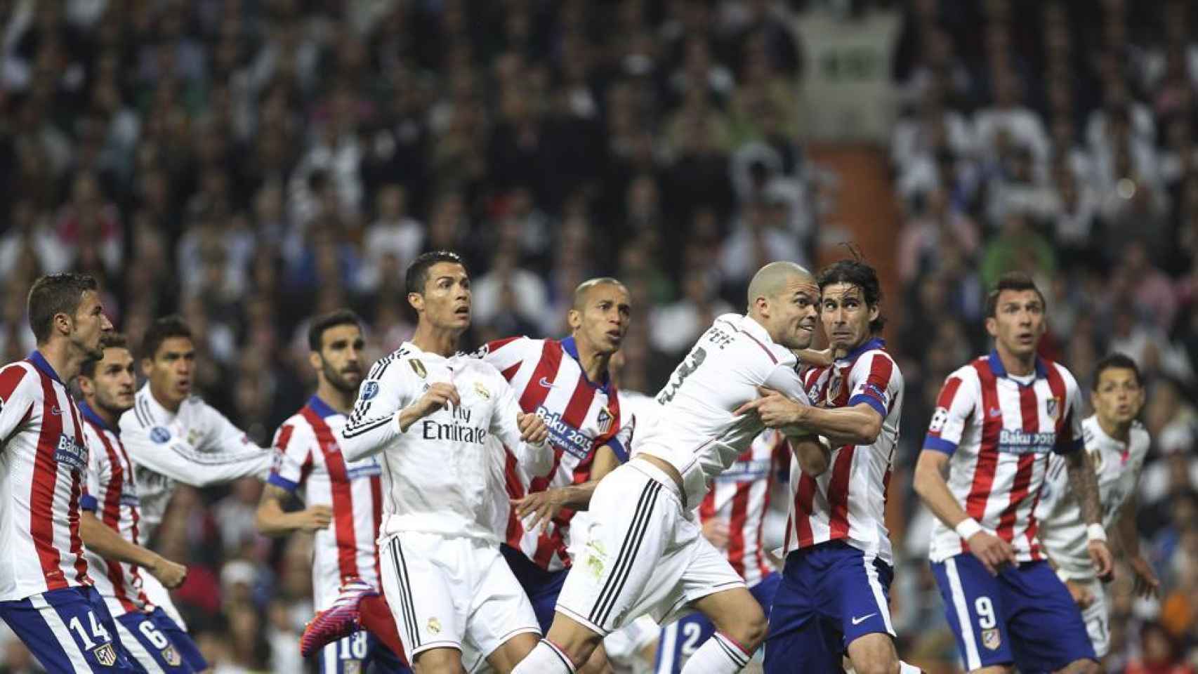 Jugadores del Real Madrid y Atlético pelean un balón en el partido de 2015.