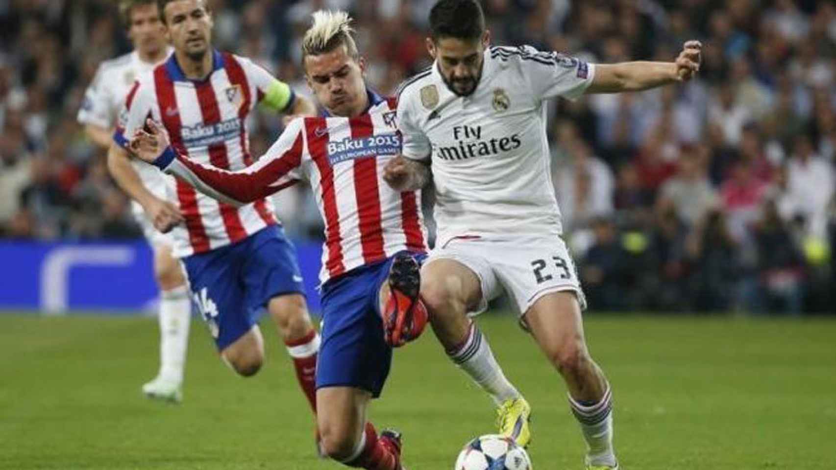 Isco y Griezmann pelean un balón en el Madrid - Atlético de 2015.