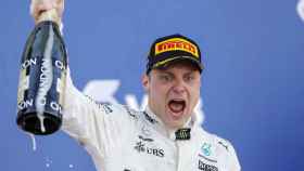 Valteri Bottas celebra en el podio su primera victoria en la F1.