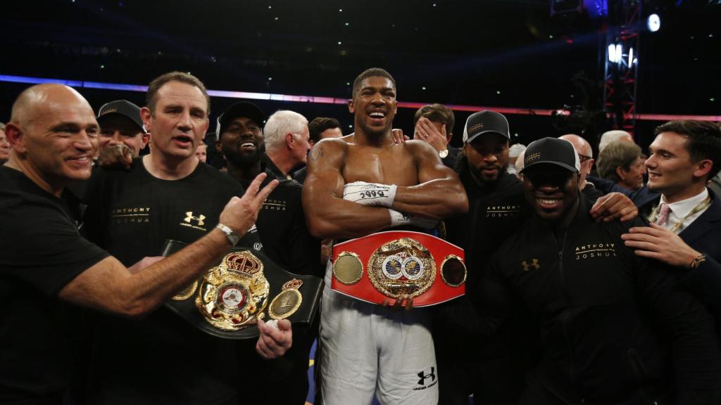 Anthony Joshua con el cinturón de los pesados.