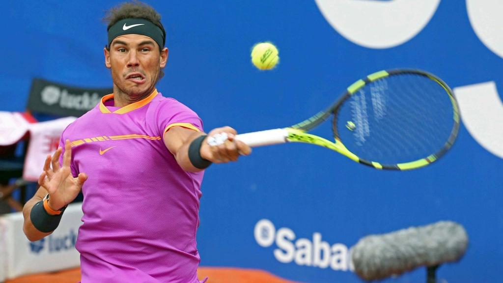 Nadal, golpeando una derecha ante Thiem en Barcelona.