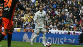 Sergio Ramos controla un balón. Fotógrafo: Manu Laya / El Bernabéu