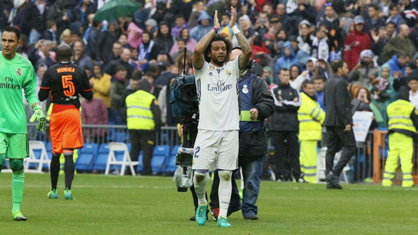 Marcelo agradece a la afición sus ánimos  Fotógrafo: Manu Laya / El Bernabéu