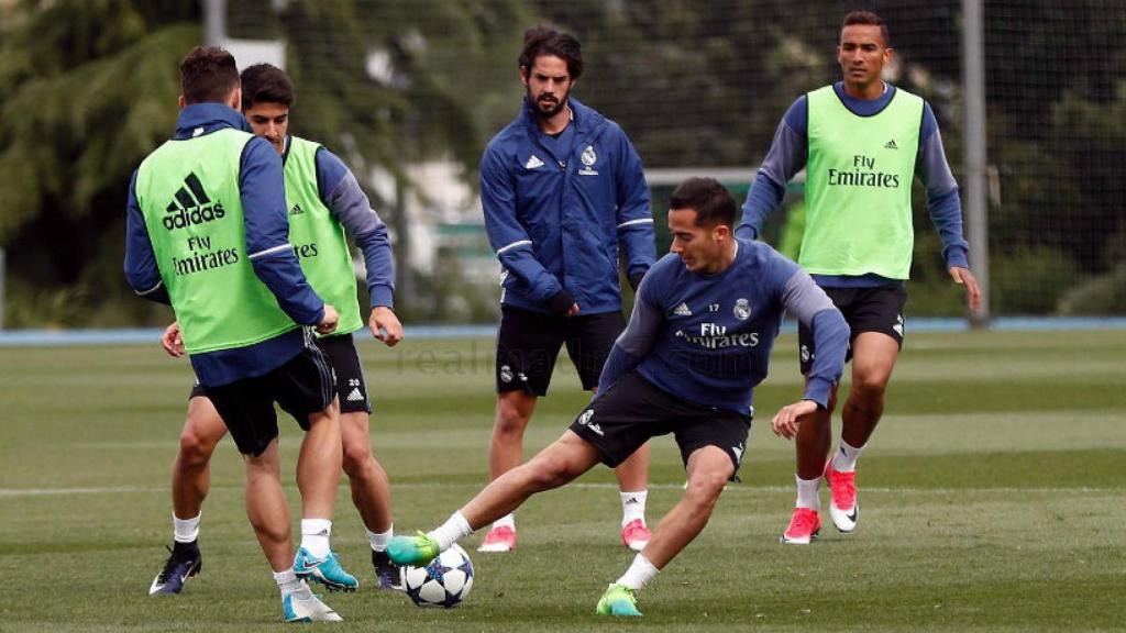 Lucas Vázquez arrebatando el balón a Asensio