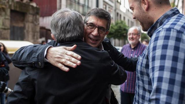 Patxi López saluda a varios simpatizantes este domingo en Ourense.