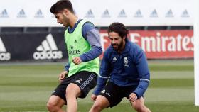 Isco intenta quitrle el esférico a Asensio