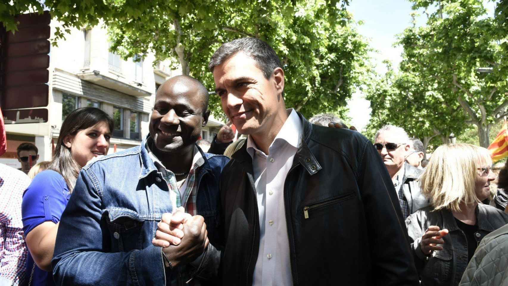 Pedro Sánchez posa con un simpatizante en la manifestación del Primero de Mayo en Lleida.