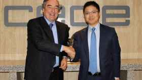 Juan Rosell y Tony Jin Yong, presidente de la CEOE y consejero delegado de Huawei España, respectivamente.