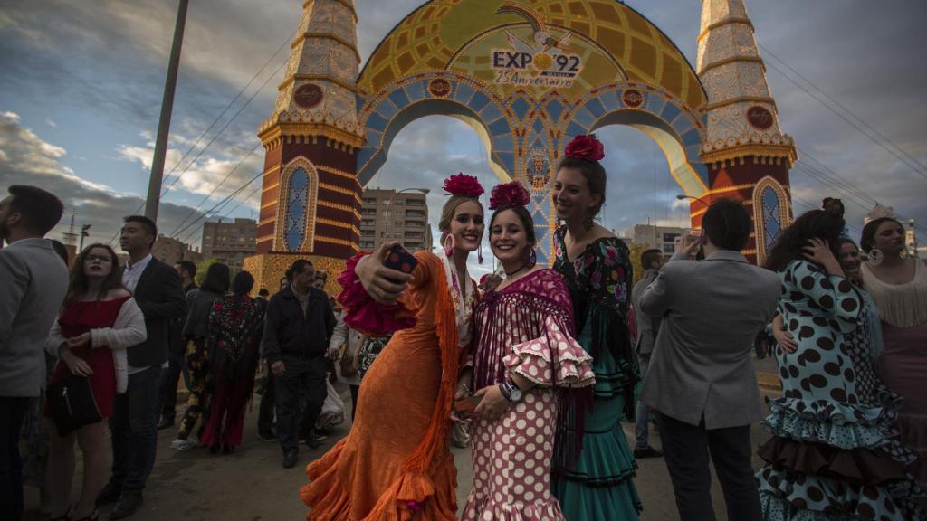 Muchas personas eligen la portada de la Feria como punto de encuentro con familiares y amigos.