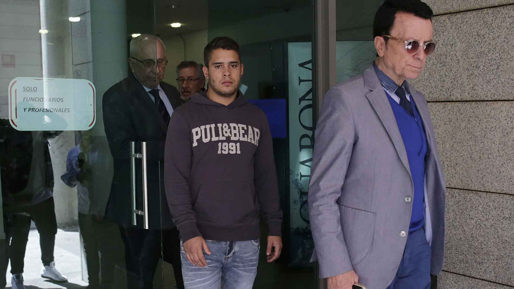 José Fernando junto a su padre, saliendo del juicio por agredir a un policía en Madrid hace una semana.