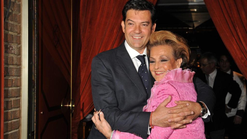 Carmen, abrazada a su único hijo, Augusto Jr, en una de sus últimas apariciones en 2010.
