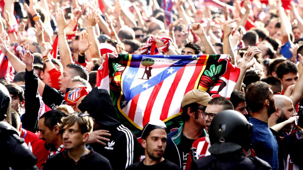 Afición del Atlético de Madrid antes del derbi de Champions.