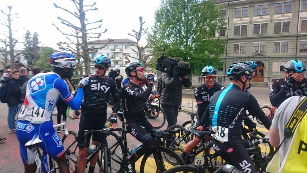 Momento en el Reza le recrimina algo a Moscon.