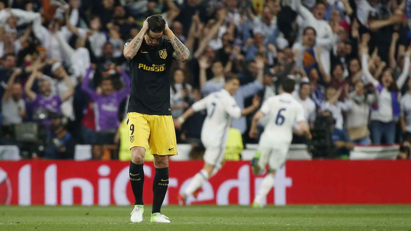 Torres se lamenta tras el segundo gol del Madrid / Reuters