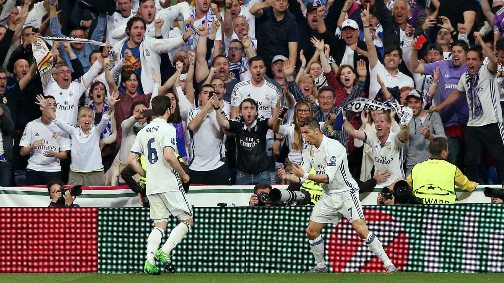 Nacho y Cristiano celebran uno de los goles del Madrid / Reuters