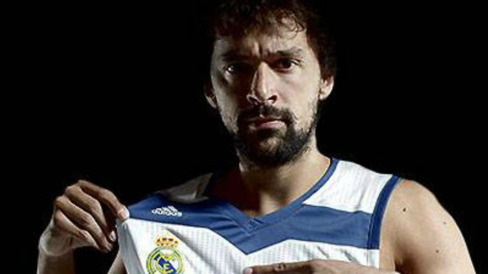 Sergio Llull señala el escudo del Real Madrid