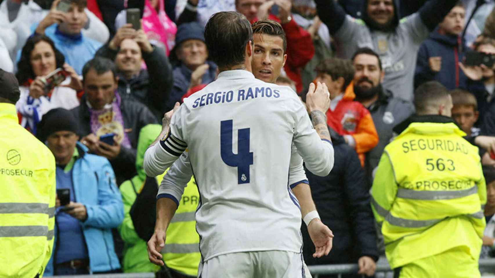 Sergio Ramos y Cristiano Ronaldo celebran un gol  Fotógrafo: Manu Laya / El Bernabéu