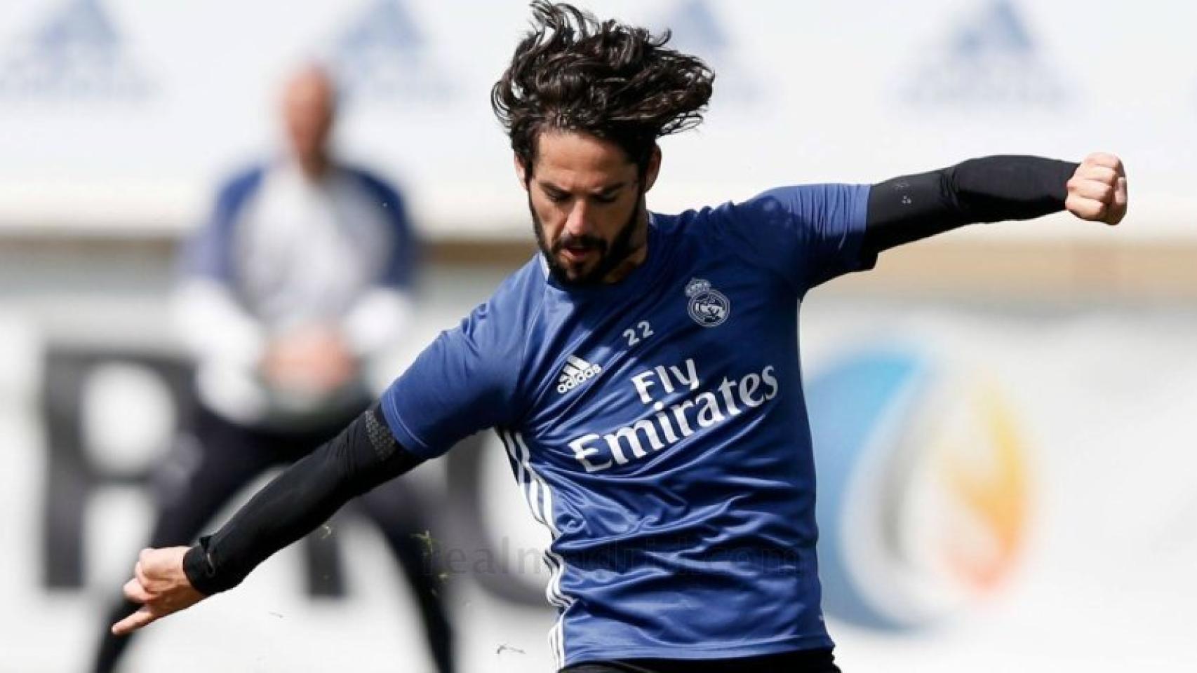 Isco chuta en un entrenamiento