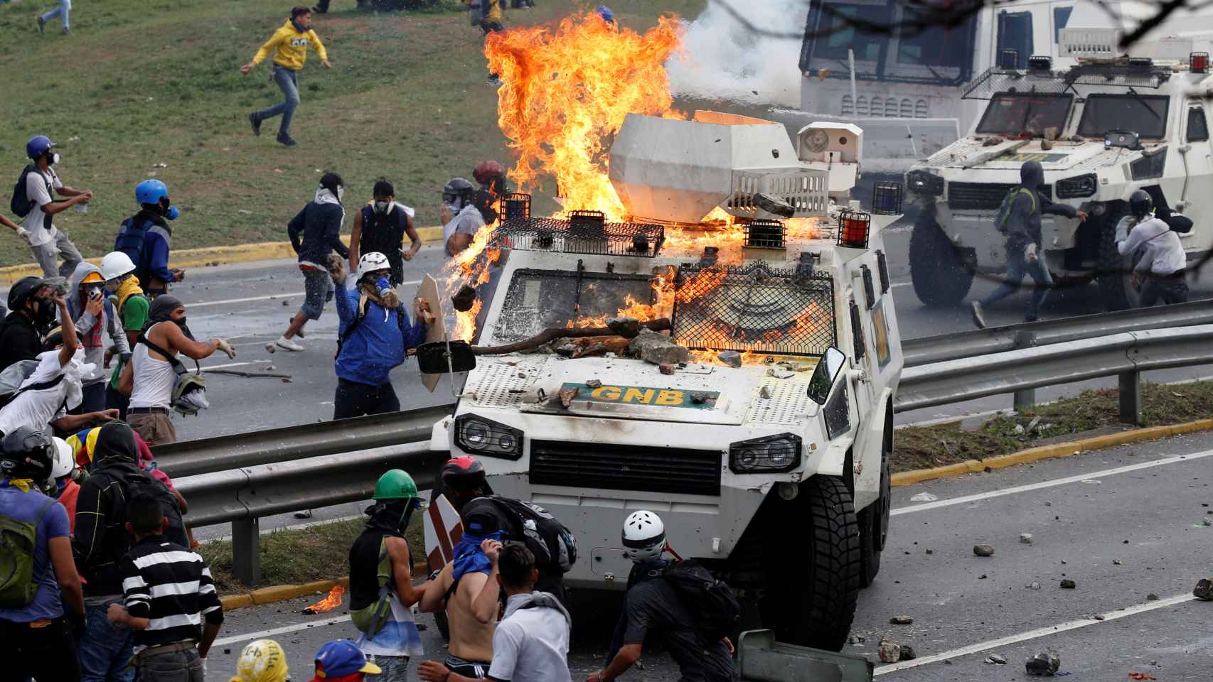 Una lechera de la Policía arde durante los disturbios.