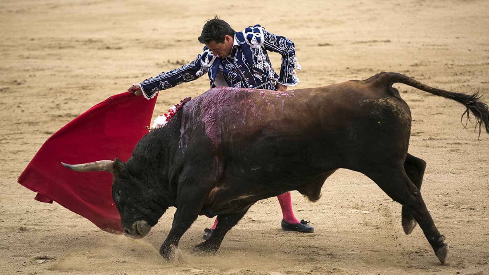 El diestro Diego Urdiales da un pase a uno de sus toros.