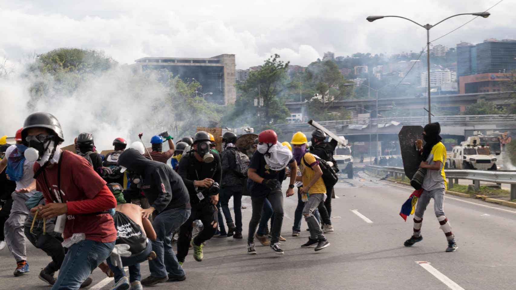 Opositores repelen las agresiones de la policía venezolana en las calles de Caracas