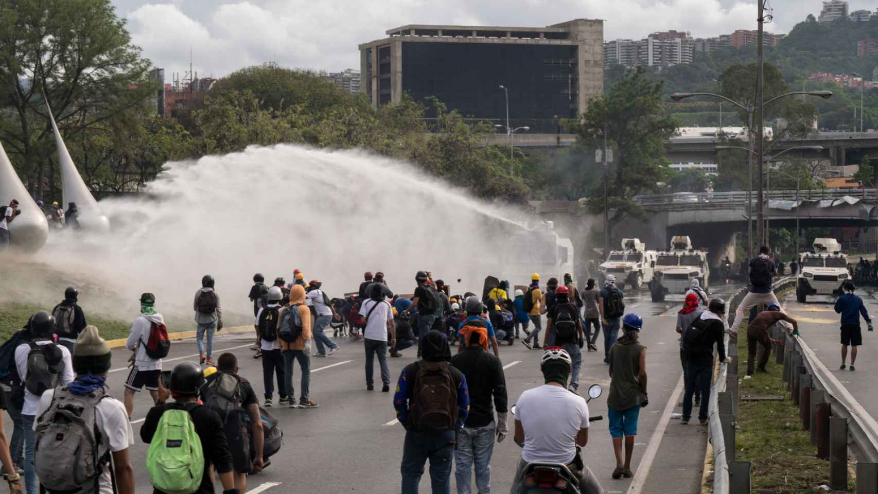 'Ballenas' de la policía lanzan agua a los manifestantes