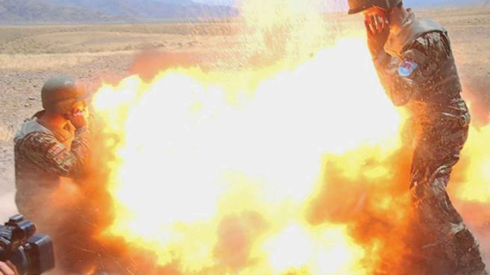 Dos soldados afganos envueltos en llamas en el momento de la explosión.