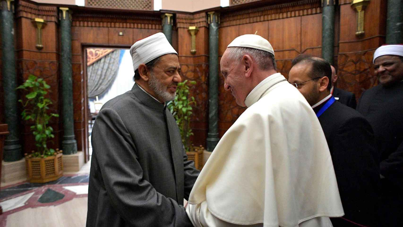 El Papa Francisco con el jeque de Al Azhar.