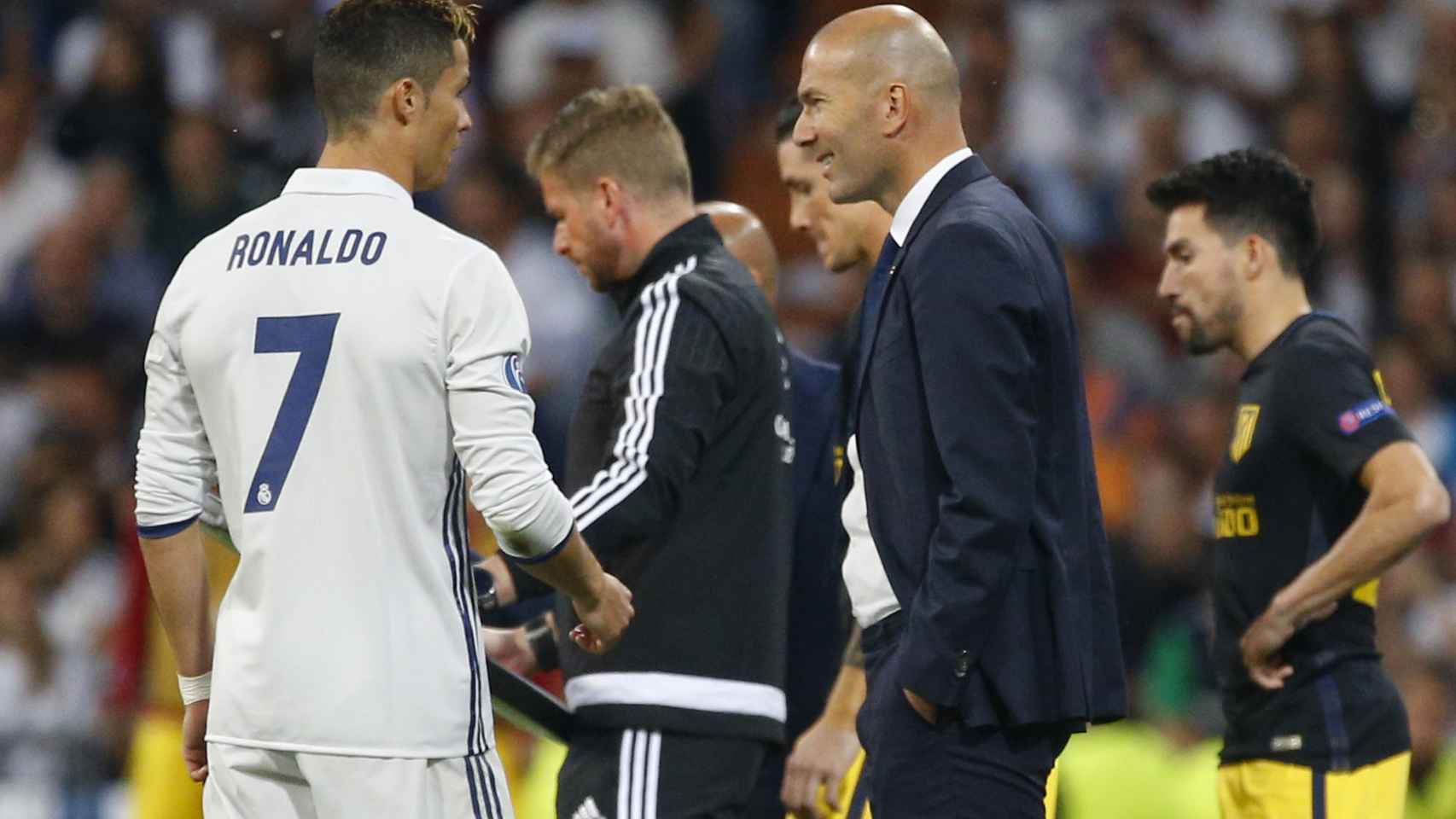 Zidane y Cristiano conversan en el partido ante el Atlético.