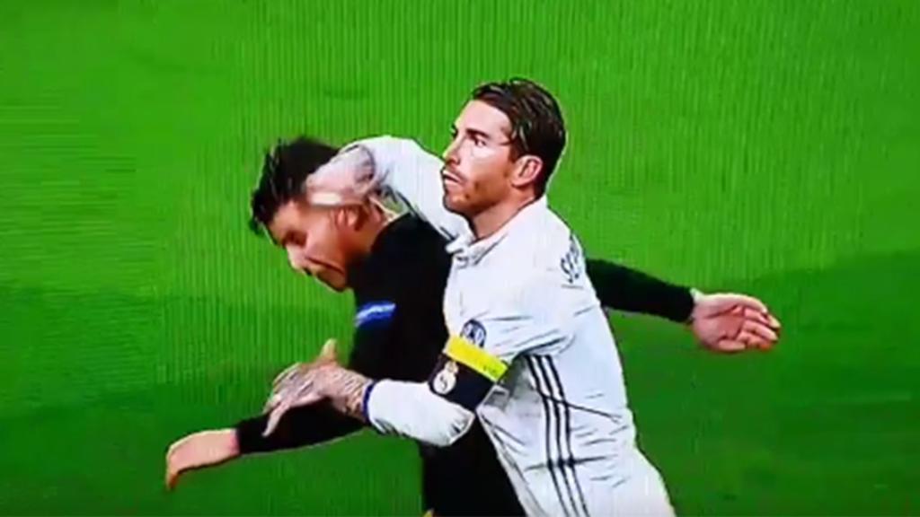 El codazo de Sergio Ramos a Lucas Hernández.
