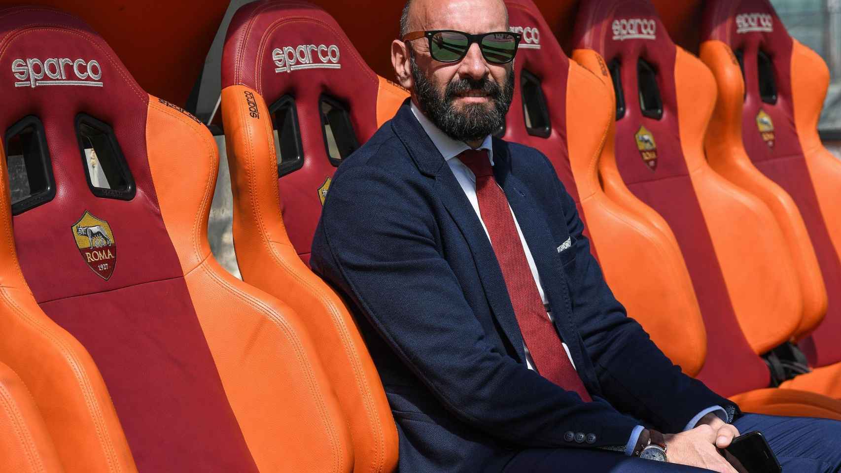 Monchi posa como nuevo director deportivo de la Roma.