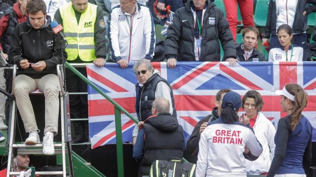 Nastase en pleno incidente en la Copa Federación.