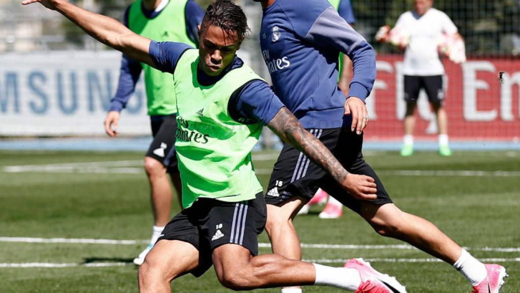 Mariano con el esférico en el entrenamiento