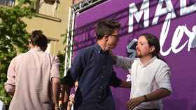 Íñigo Errejón y Pablo Iglesias se abrazan durante el acto 'Madrid se levanta'.