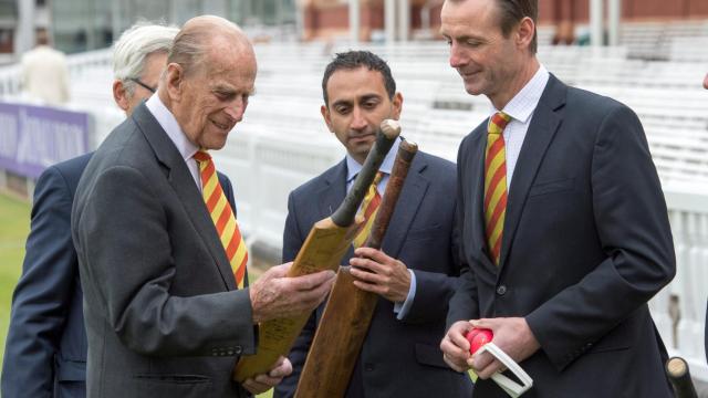 Isabel II 'abdica' parte de sus funciones en su hijo Carlos de Inglaterra