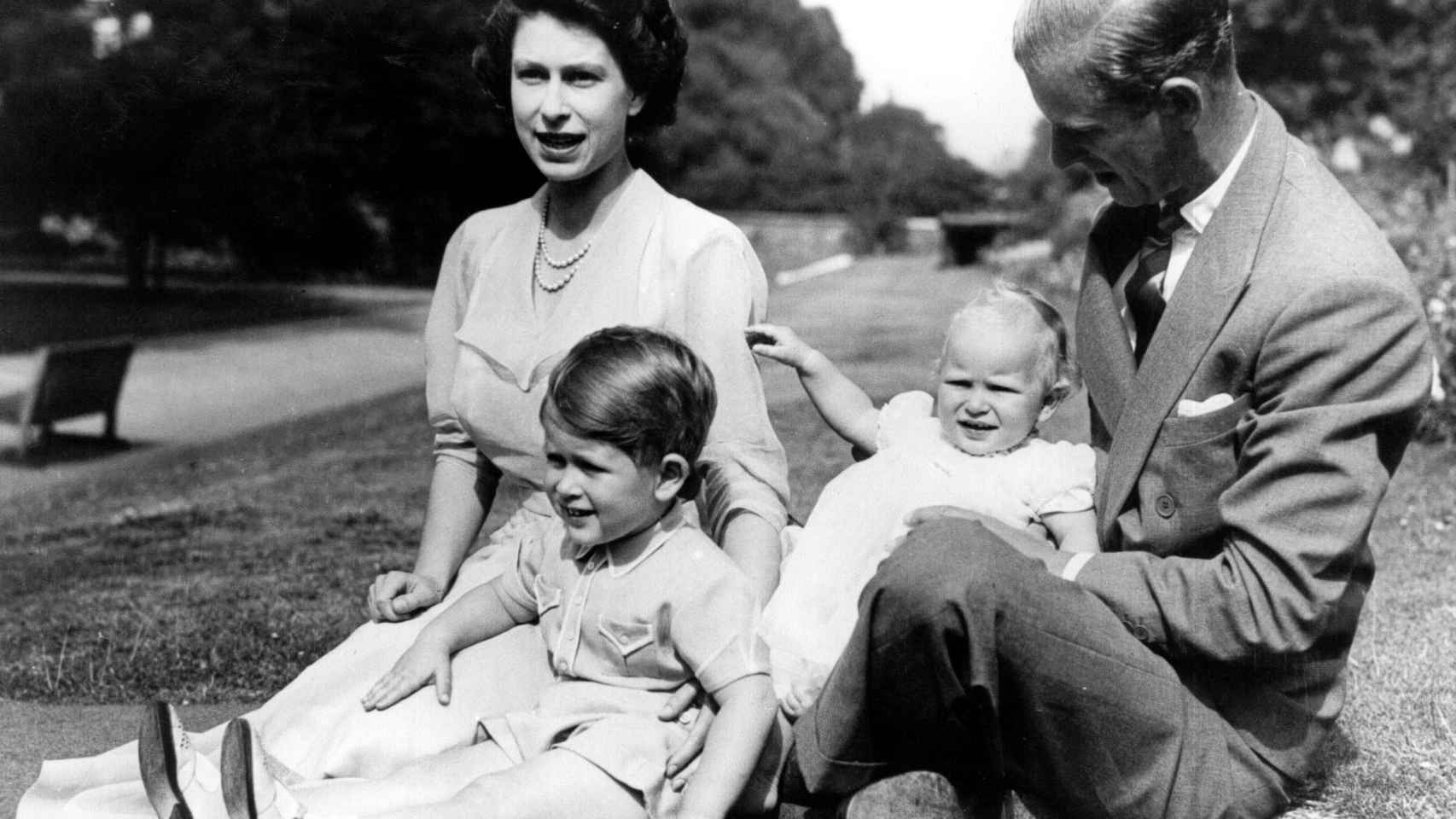 Isabel II y Felipe de Edimburgo tuvieron cuatro hijos. En la imagen, con Carlos y Ana.