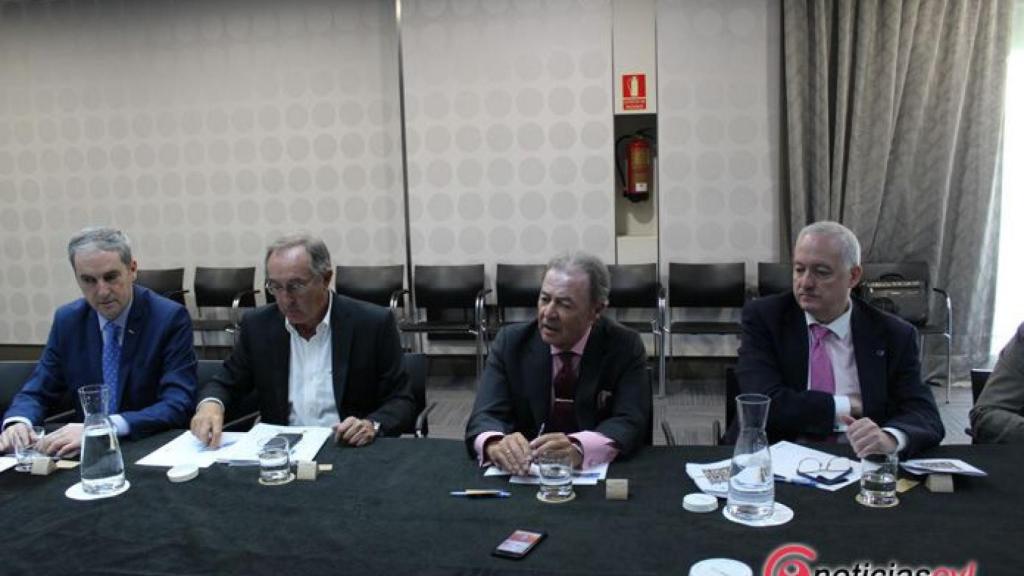 Foto mesa rueda de prensa