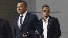 Neymar, a la derecha, y su padre, a su salida de la Audiencia Nacional