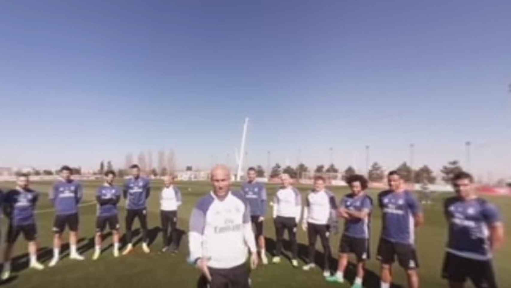 Zidane te saluda antes del entrenamiento.