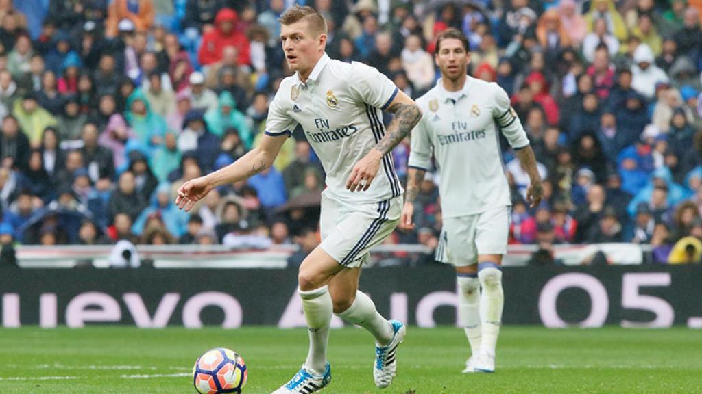 Toni Kroos conduce el balón Fotógrafo: Manu Laya / El Bernabéu