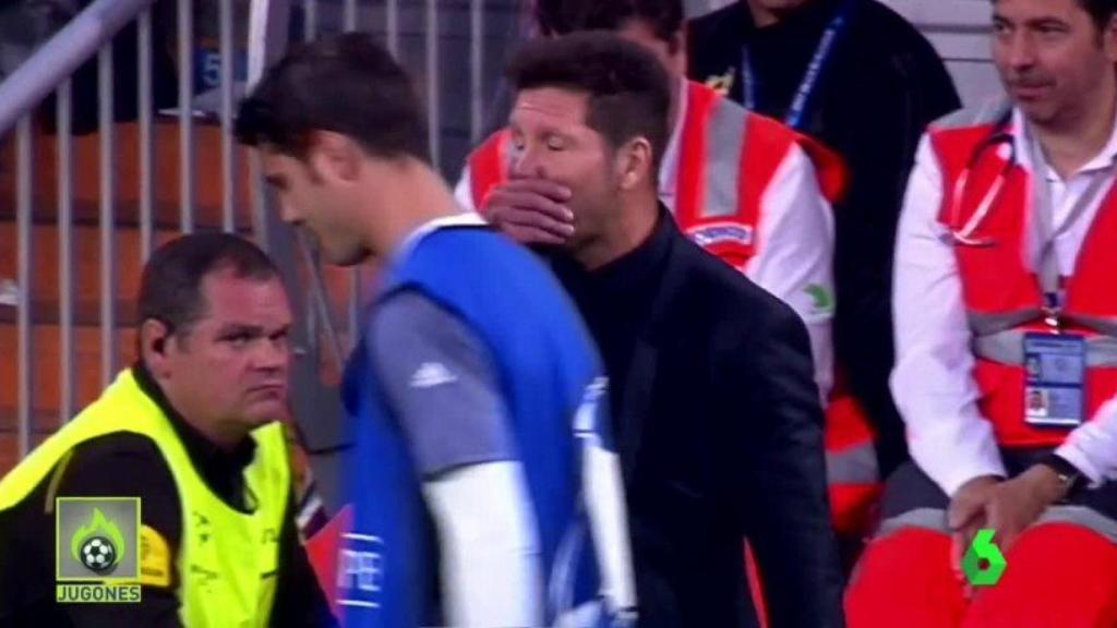 Simeone habla con Morata en la banda   Foto: Twitter (@elchiringuitotv)