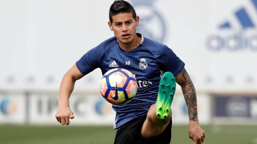 James controla el balón